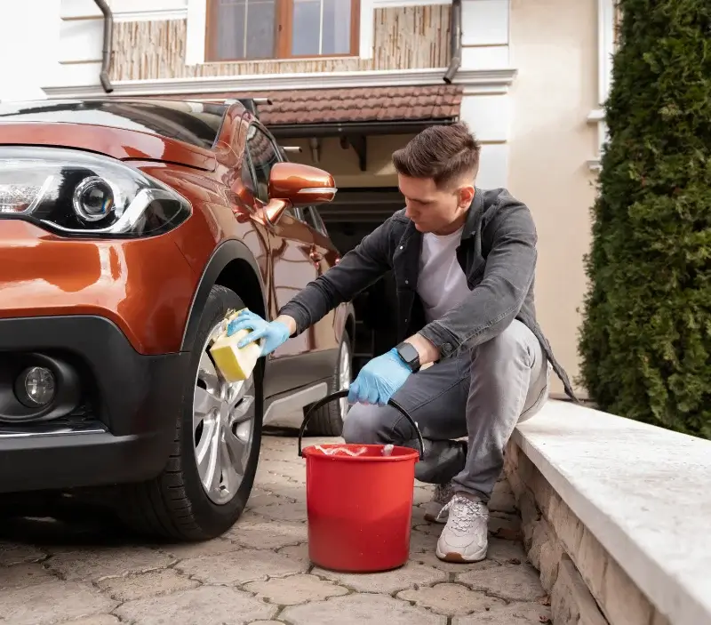 Lavage auto à domicile Saint-Pierreville : professionnel intervenant sur un véhicule